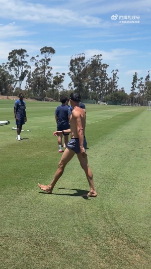 华体会官方网站-55岁身材相当棒巴黎主教练恩里克训练场赤脚在草地上行走