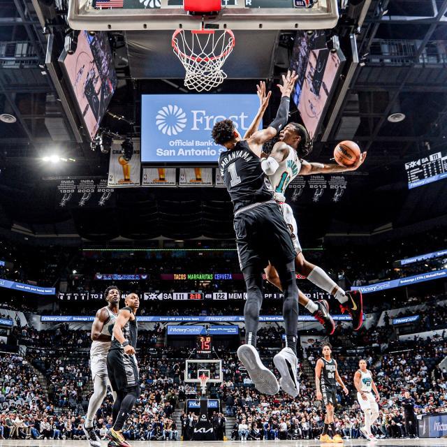 1737028186383009452.jpg 华体会服务平台-被抹杀的赛季最佳隔扣?莫兰特险些埋葬文班亚马