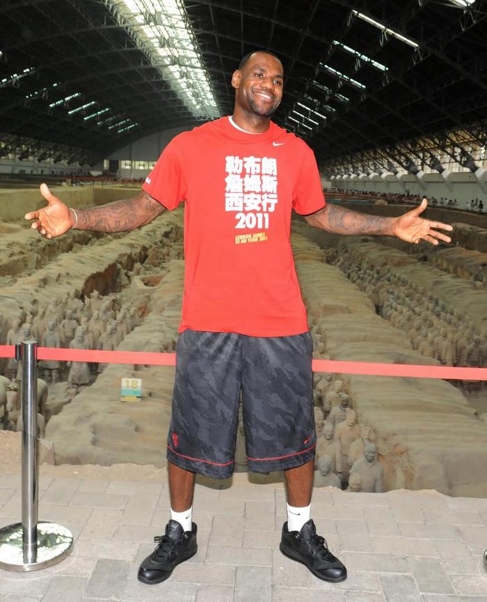 华体会官方网站-詹姆斯攻防一体遭质疑,乔丹高评分引争议