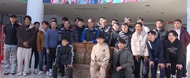 华体会服务平台-面对自媒体批评徐根宝有应对措施 武磊：看完笑笑