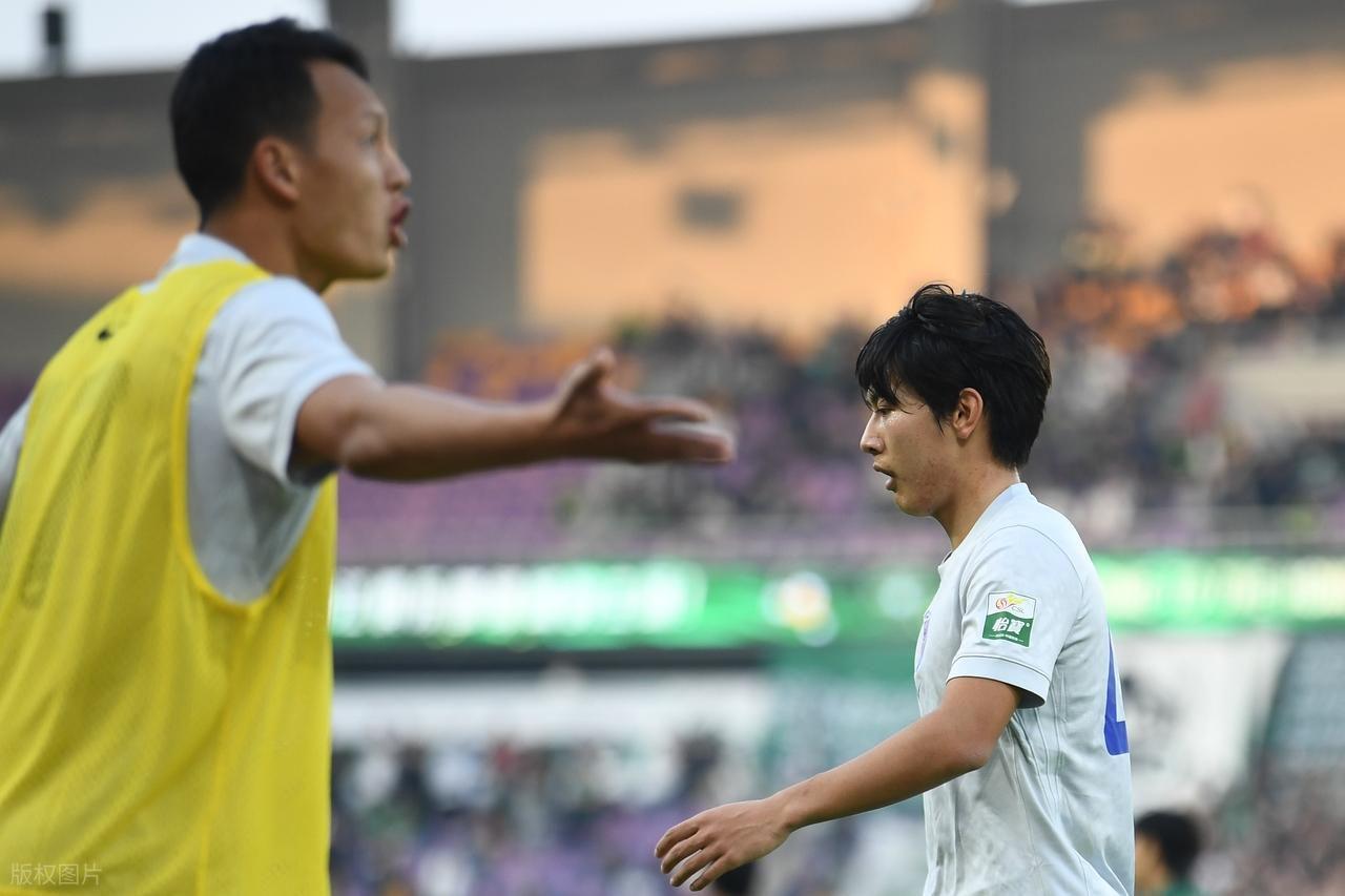 申花1比1战平浙江队，杨皓宇赛后被球迷质疑，直言他以后别上了