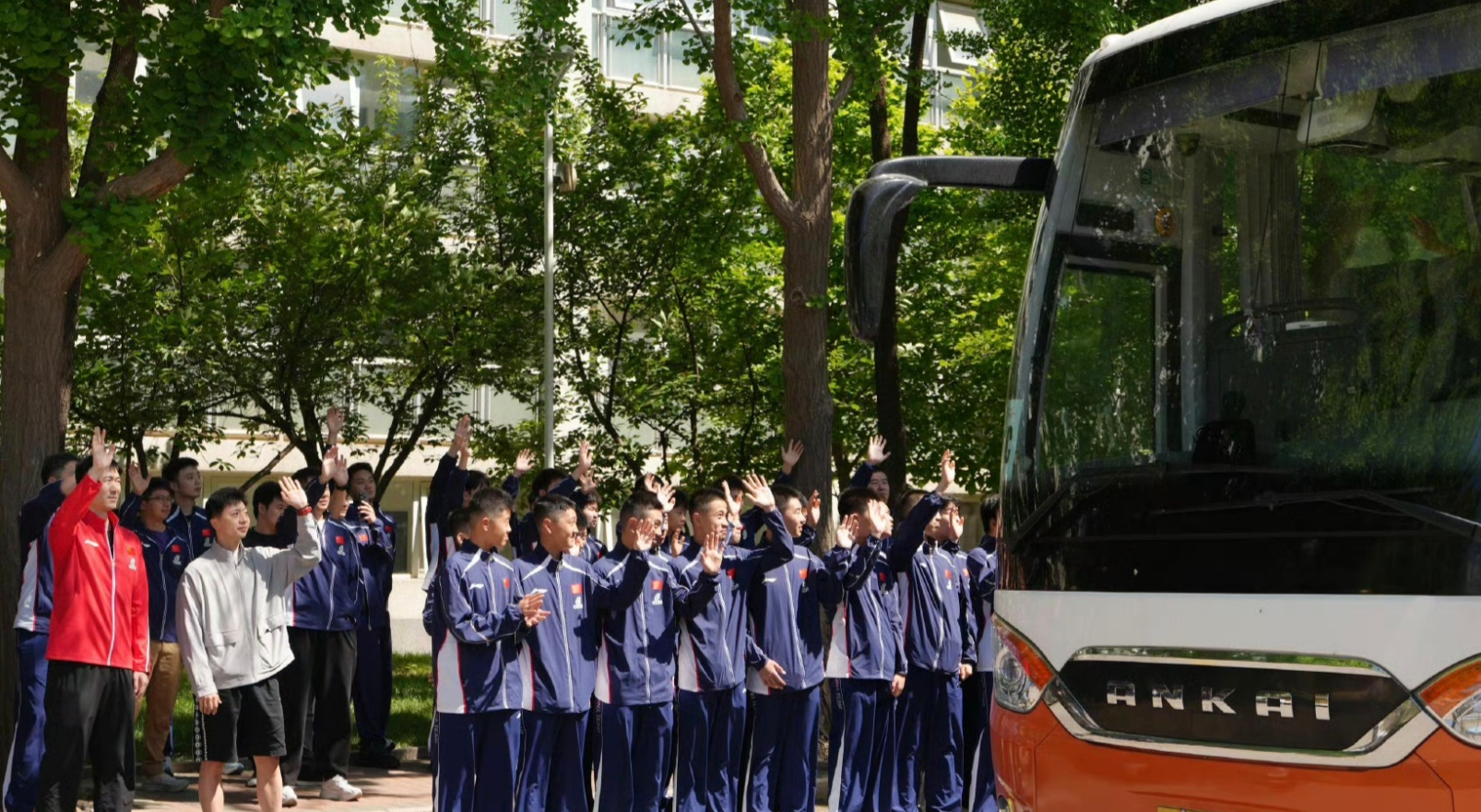 华体会主页-马龙送别国乒!温瑞博依旧随队当陪练 周雨盼向周2人为王楚钦分忧